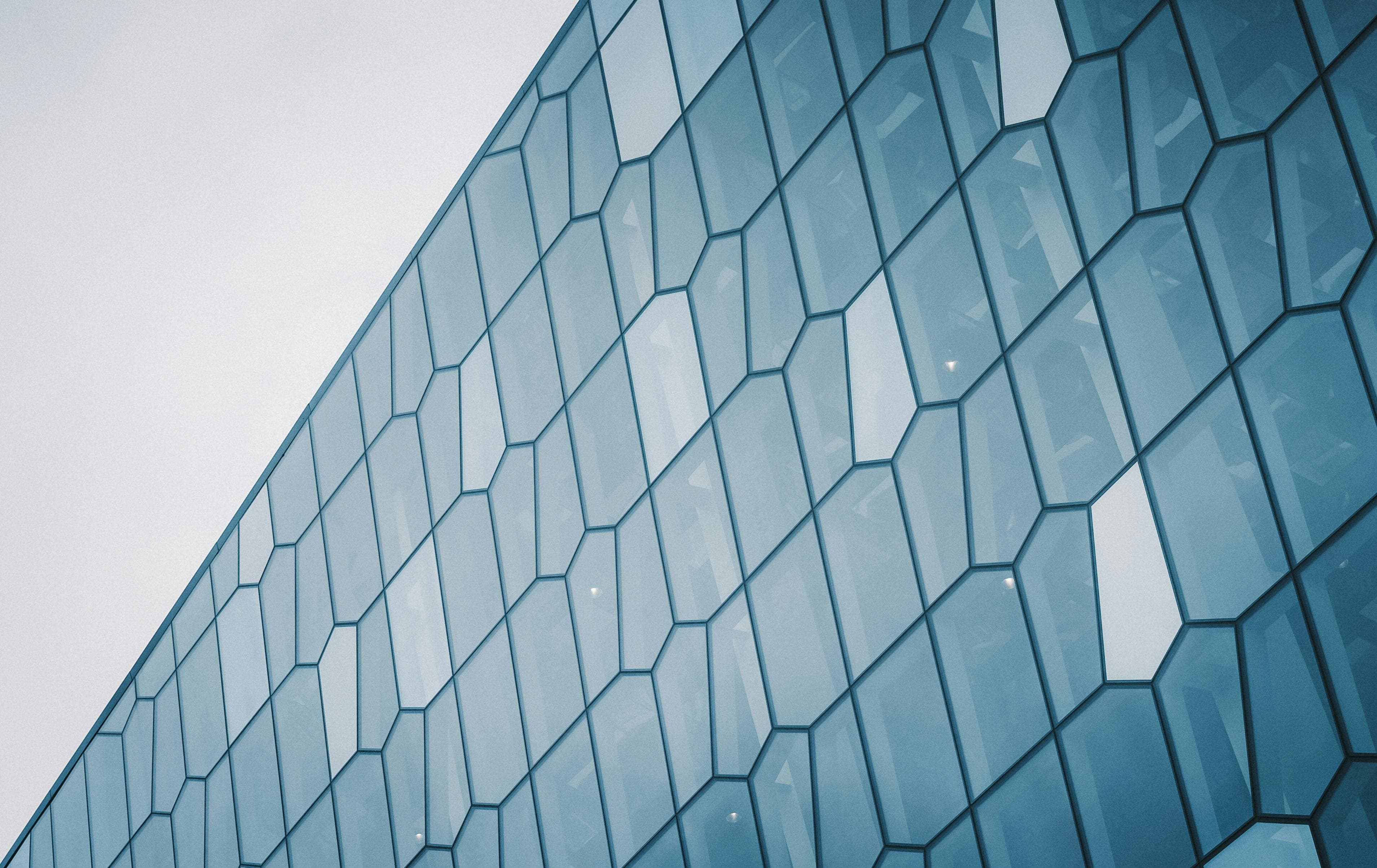 هندسة معمارية حديثة لناطحات السحاب الزجاجية بتصاميم هندسية